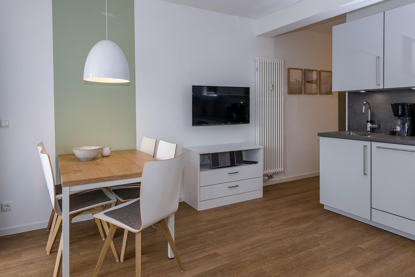 Deichhäuser Anna Küste Deichhäuser Anna Küste 6-23 Bensersiel - Wohn-Essbereich mit Esstisch, Flatscreen TV und Küchenzeile