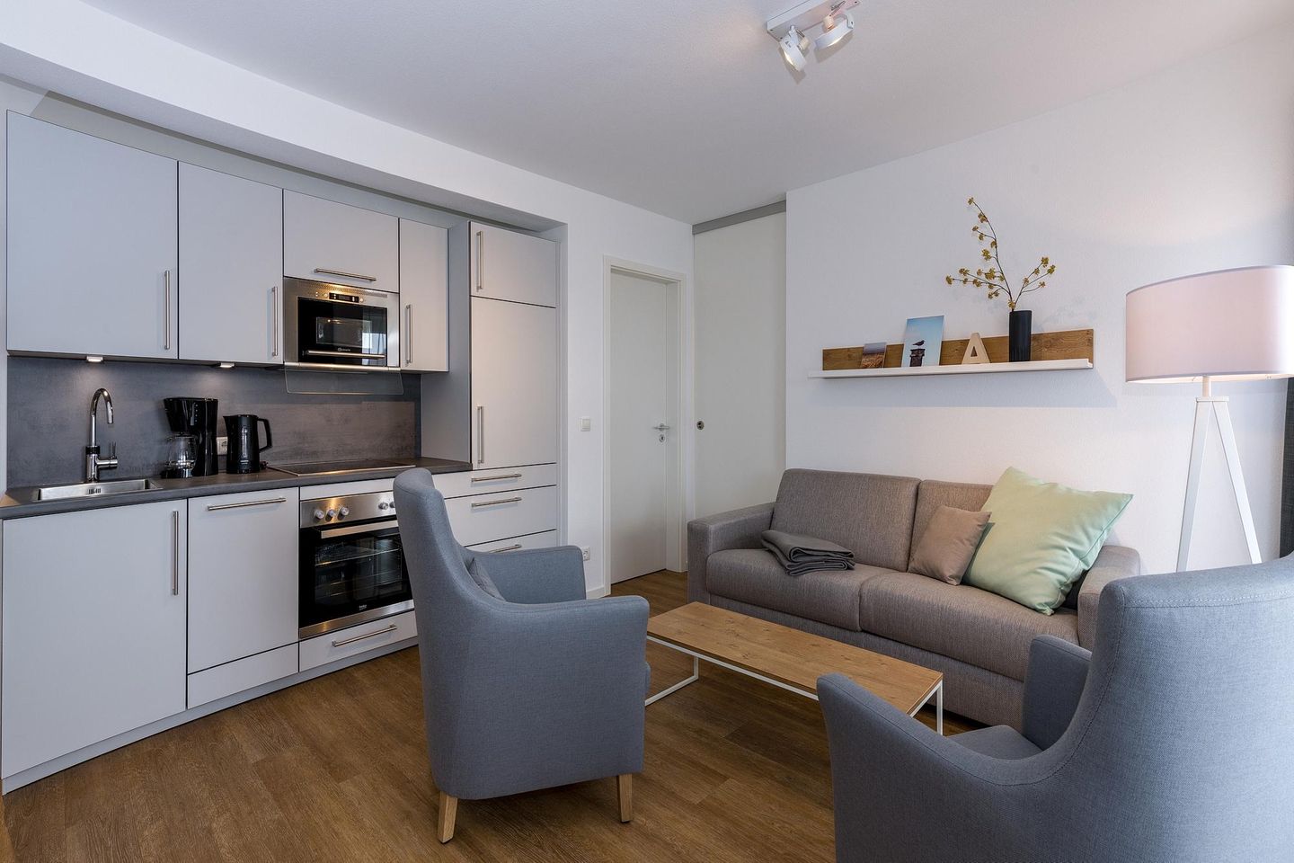 Deichhäuser Anna Küste Deichhäuser Anna Küste 6-23 Bensersiel - Wohn-Essbereich mit Couch und Küchenzeile