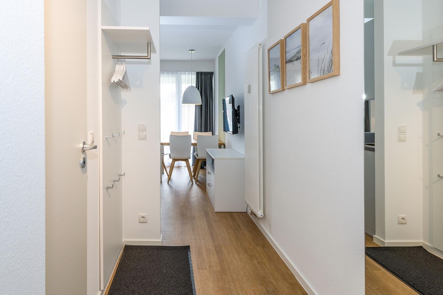 Deichhäuser Anna Küste Deichhäuser Anna Küste 6-23 Bensersiel - Flur mit Garderobe und Spiegel