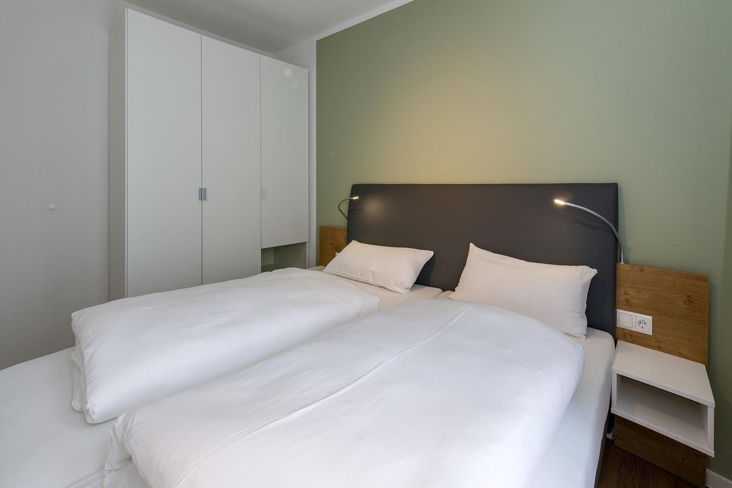 Deichhäuser Anna Küste Deichhäuser Anna Küste 6-23 Bensersiel - Schlafzimmer mit Doppelbett und Kleiderschrank