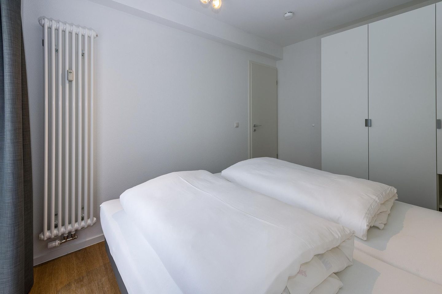 Deichhäuser Anna Küste Deichhäuser Anna Küste 6-23 Bensersiel - Schlafzimmer mit Doppelbett und Kleiderschrank