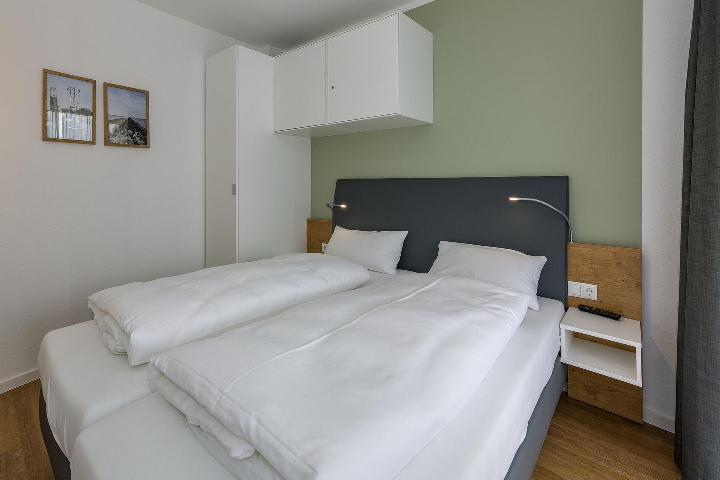 Deichhäuser Anna Küste Deichhäuser Anna Küste 6-23 Bensersiel - Schlafzimmer mit Doppelbett und Kleiderschrank