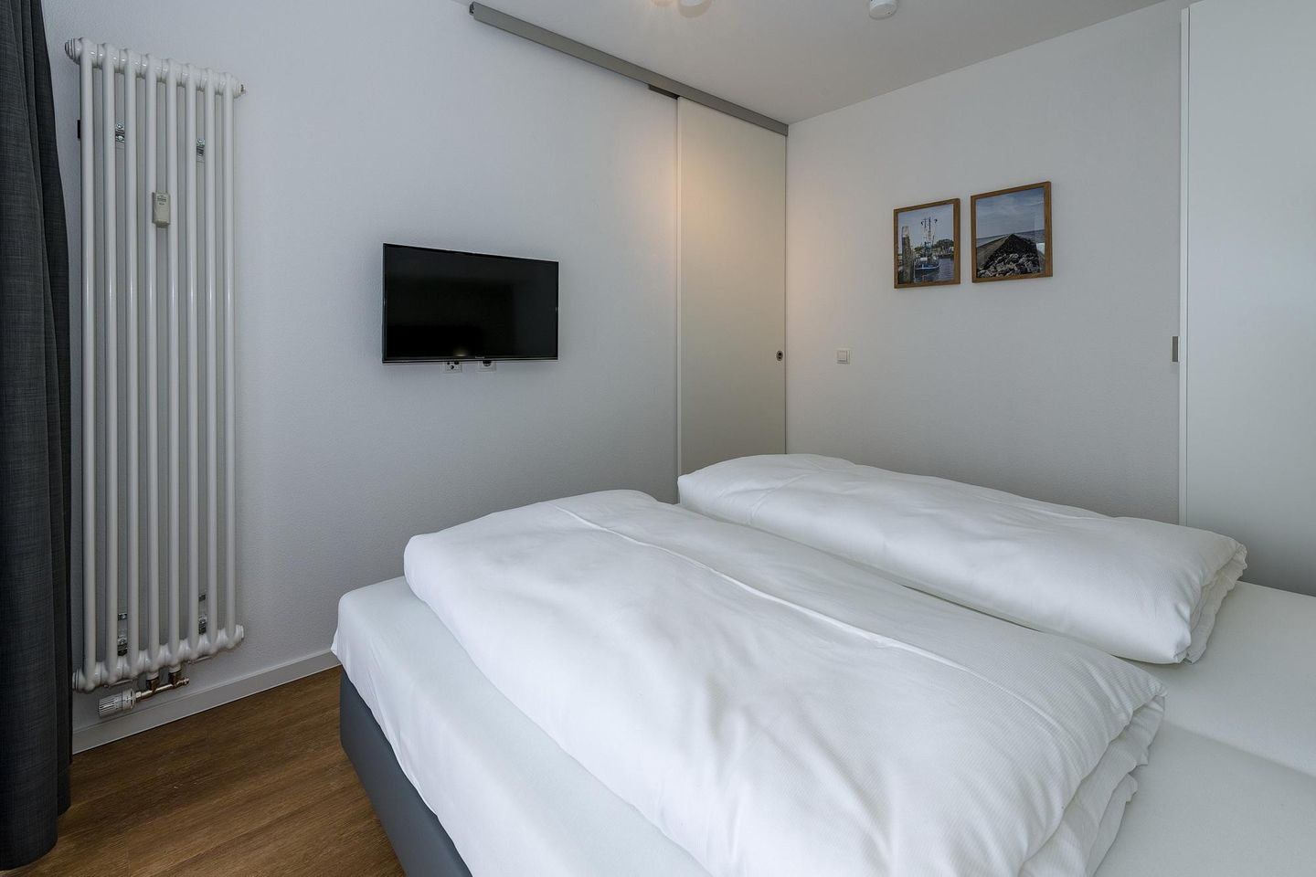 Deichhäuser Anna Küste Deichhäuser Anna Küste 6-23 Bensersiel - Schlafzimmer mit Doppelbett, Kleiderschrank und Flatscreen TV