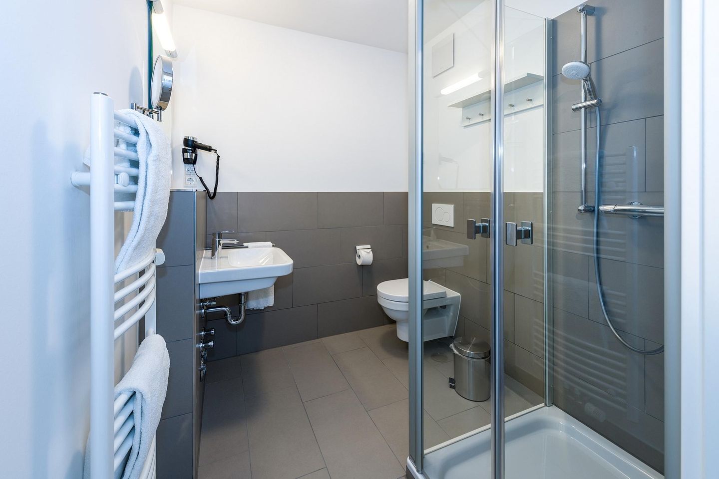 Deichhäuser Anna Küste Deichhäuser Anna Küste 6-23 Bensersiel - Badezimmer mit Badewanne, Waschtisch und WC