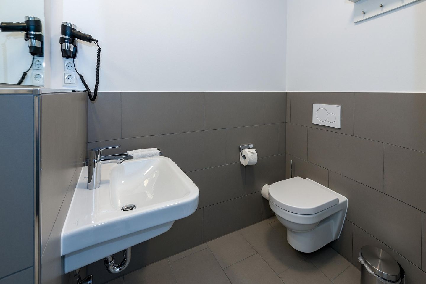 Deichhäuser Anna Küste Deichhäuser Anna Küste 6-23 Bensersiel - Badezimmer mit Waschtisch, Spiegel und WC