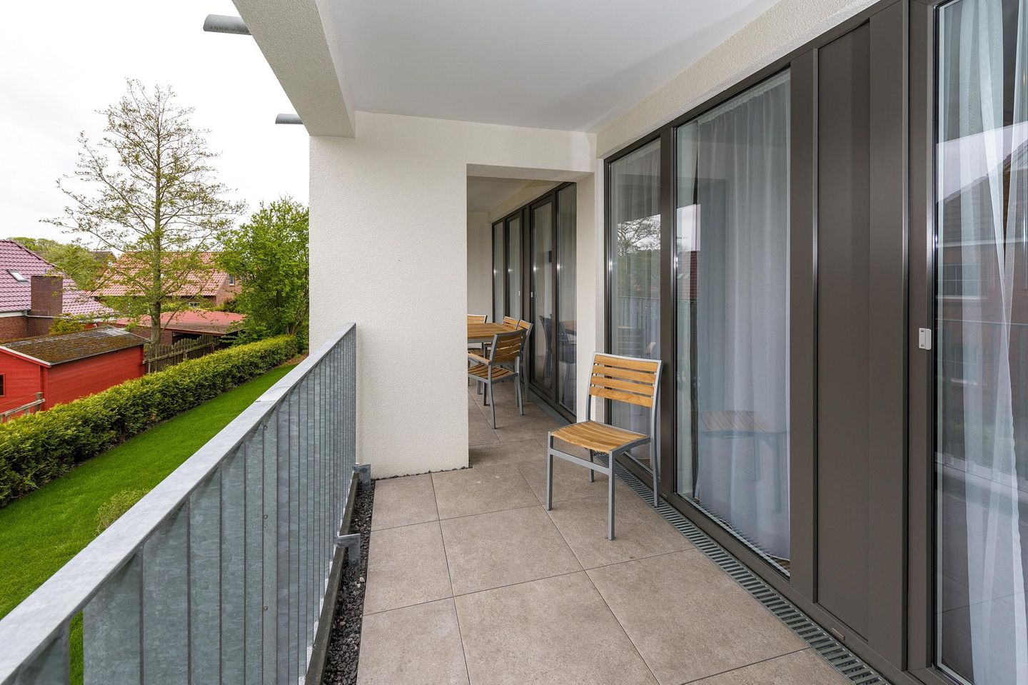 Deichhäuser Anna Küste Deichhäuser Anna Küste 6-23 Bensersiel - Überdachter Balkon mit Sitzgelegenheit