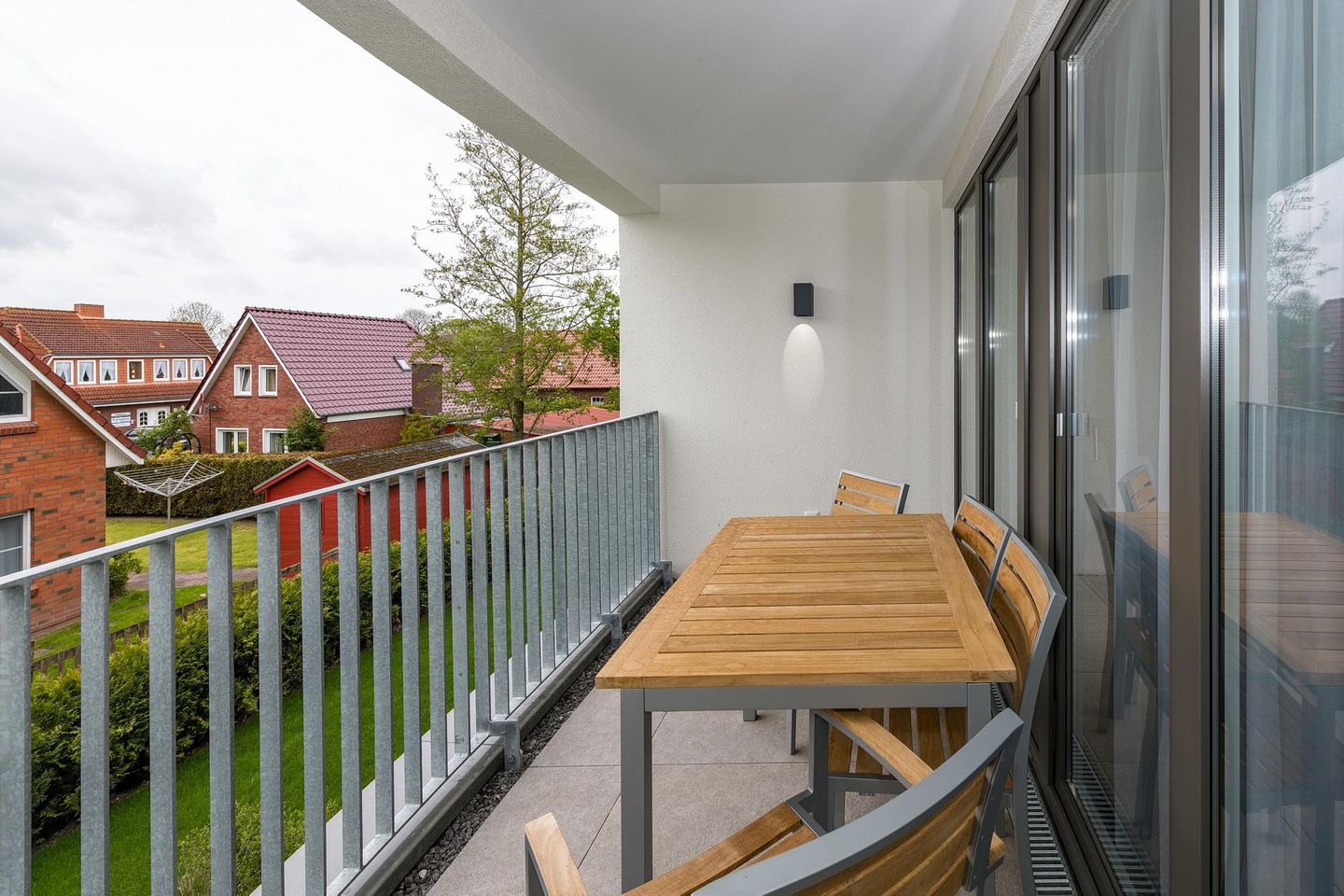 Deichhäuser Anna Küste Deichhäuser Anna Küste 6-23 Bensersiel - Überdachter Balkon mit Sitzgelegenheit