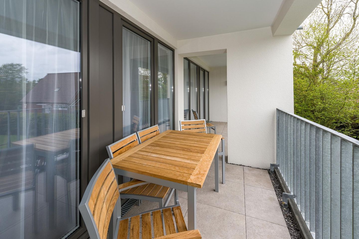 Deichhäuser Anna Küste Deichhäuser Anna Küste 6-23 Bensersiel - Überdachter Balkon mit Sitzgelegenheit