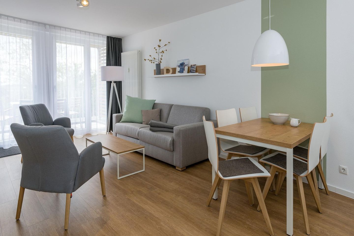 Deichhäuser Anna Küste Deichhäuser Anna Küste 6-30 Bensersiel - Wohn-Essbereich mit Couch, Esstisch und Sitzgelegenheit