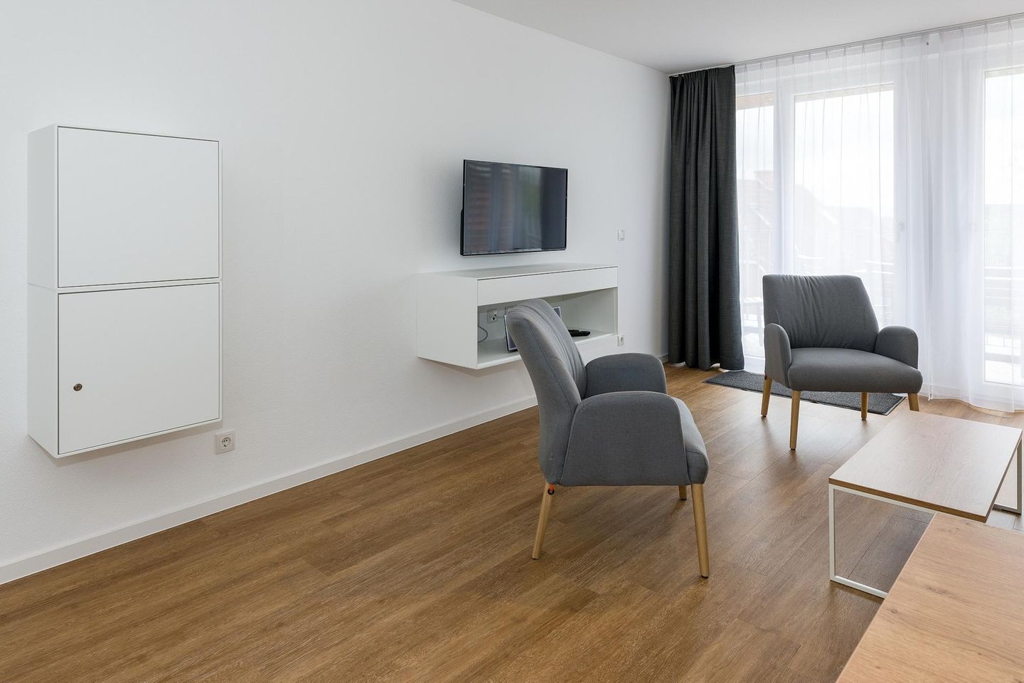 Deichhäuser Anna Küste Deichhäuser Anna Küste 6-30 Bensersiel - Wohn-Essbereich mit Couch und Flatscreen TV