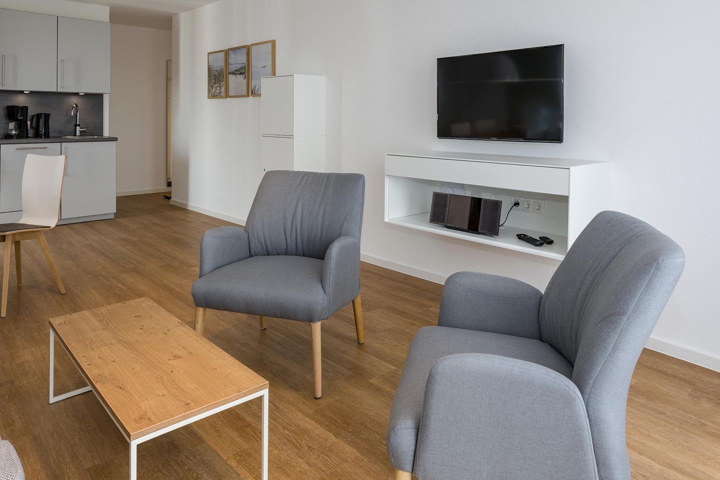 Deichhäuser Anna Küste Deichhäuser Anna Küste 6-30 Bensersiel - Wohn-Essbereich mit Sitzgelegenheiten und Flatscreen TV