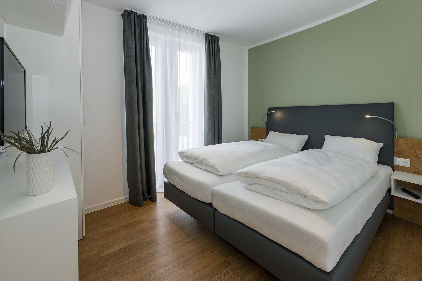 Deichhäuser Anna Küste Deichhäuser Anna Küste 6-30 Bensersiel - Schlafzimmer mit Doppelbett und Flatscreen TV - gbmv0-01 - Großenbrode