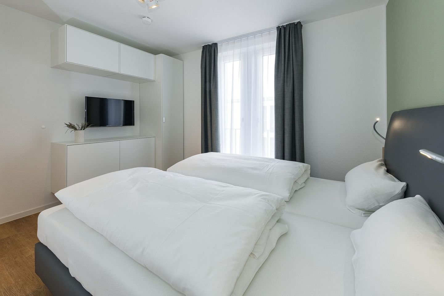 Deichhäuser Anna Küste Deichhäuser Anna Küste 6-30 Bensersiel - Schlafzimmer mit Doppelbett und Flatscreen TV - gbmv0-01 - Großenbrode