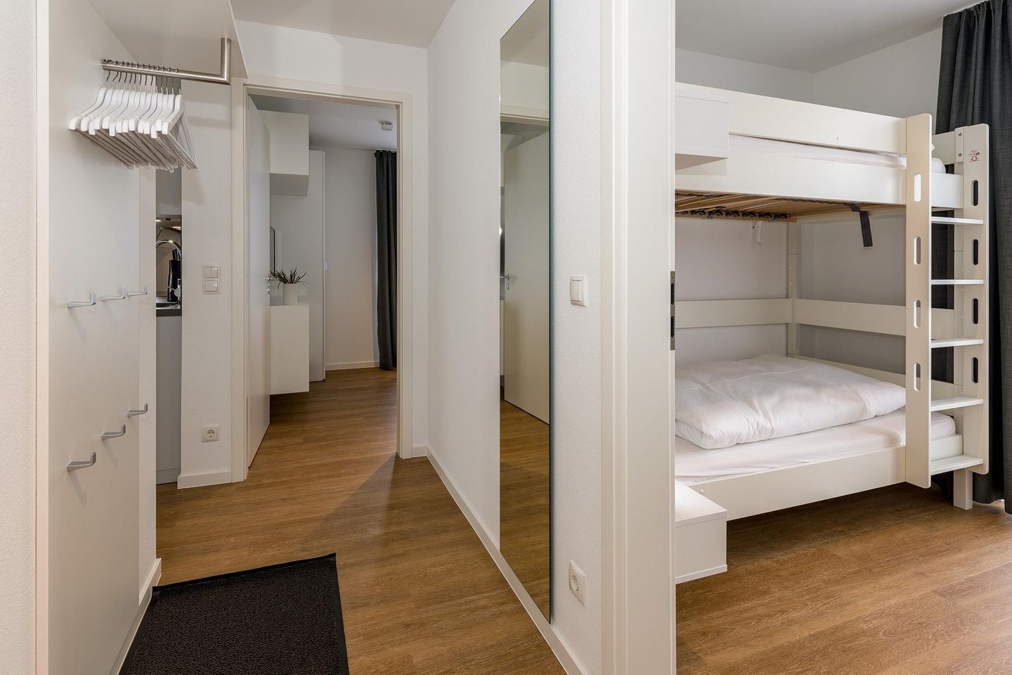 Deichhäuser Anna Küste Deichhäuser Anna Küste 6-30 Bensersiel - Flur mit Garderobe und Spiegel