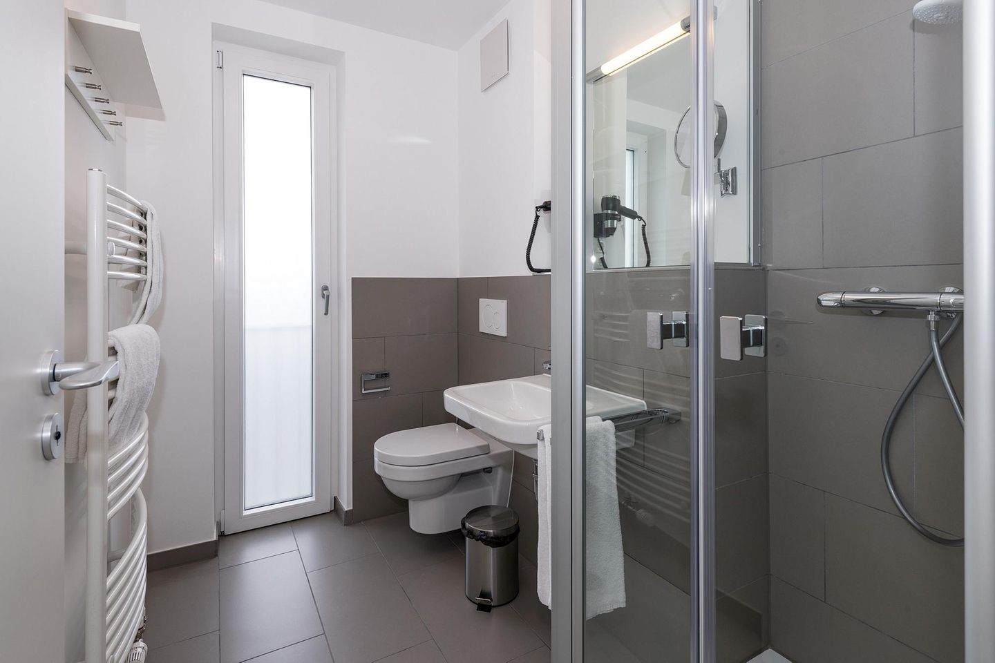 Deichhäuser Anna Küste Deichhäuser Anna Küste 6-30 Bensersiel - Badezimmer mit Dusche, Waschbecken, WC und Spiegel