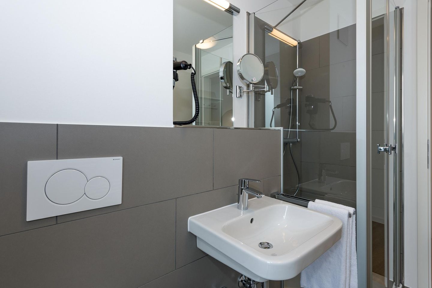 Deichhäuser Anna Küste Deichhäuser Anna Küste 6-30 Bensersiel - Badezimmer mit Dusche, Waschbecken, WC und Spiegel