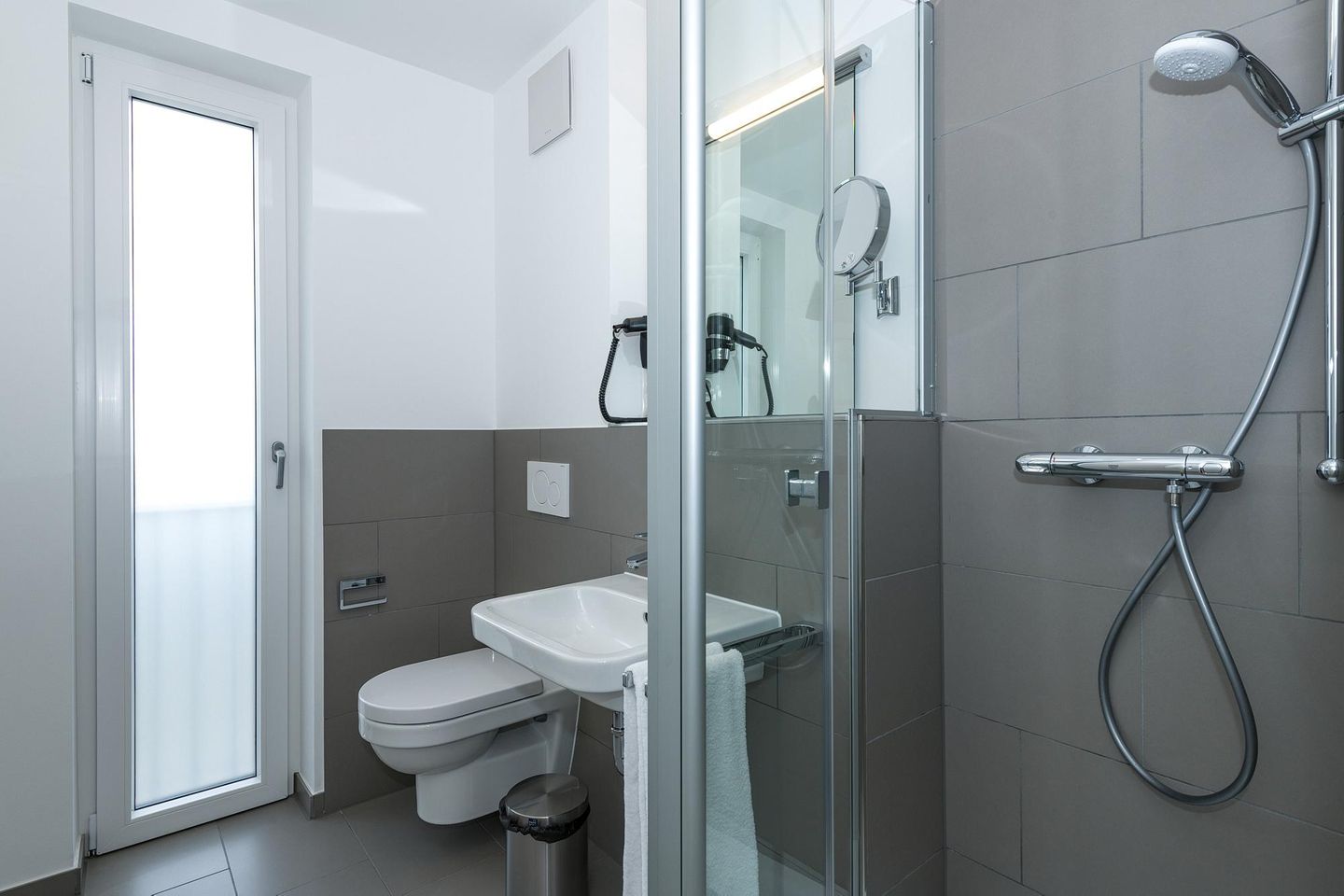 Deichhäuser Anna Küste Deichhäuser Anna Küste 6-30 Bensersiel - Badezimmer mit Dusche, Waschbecken, WC und Spiegel