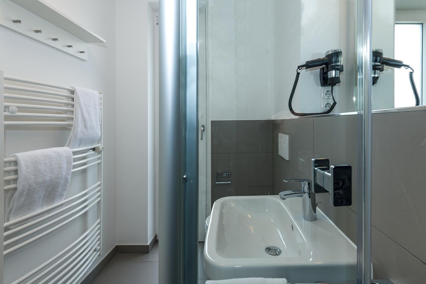 Deichhäuser Anna Küste Deichhäuser Anna Küste 6-30 Bensersiel - Badezimmer mit Dusche, Waschbecken, WC und Spiegel