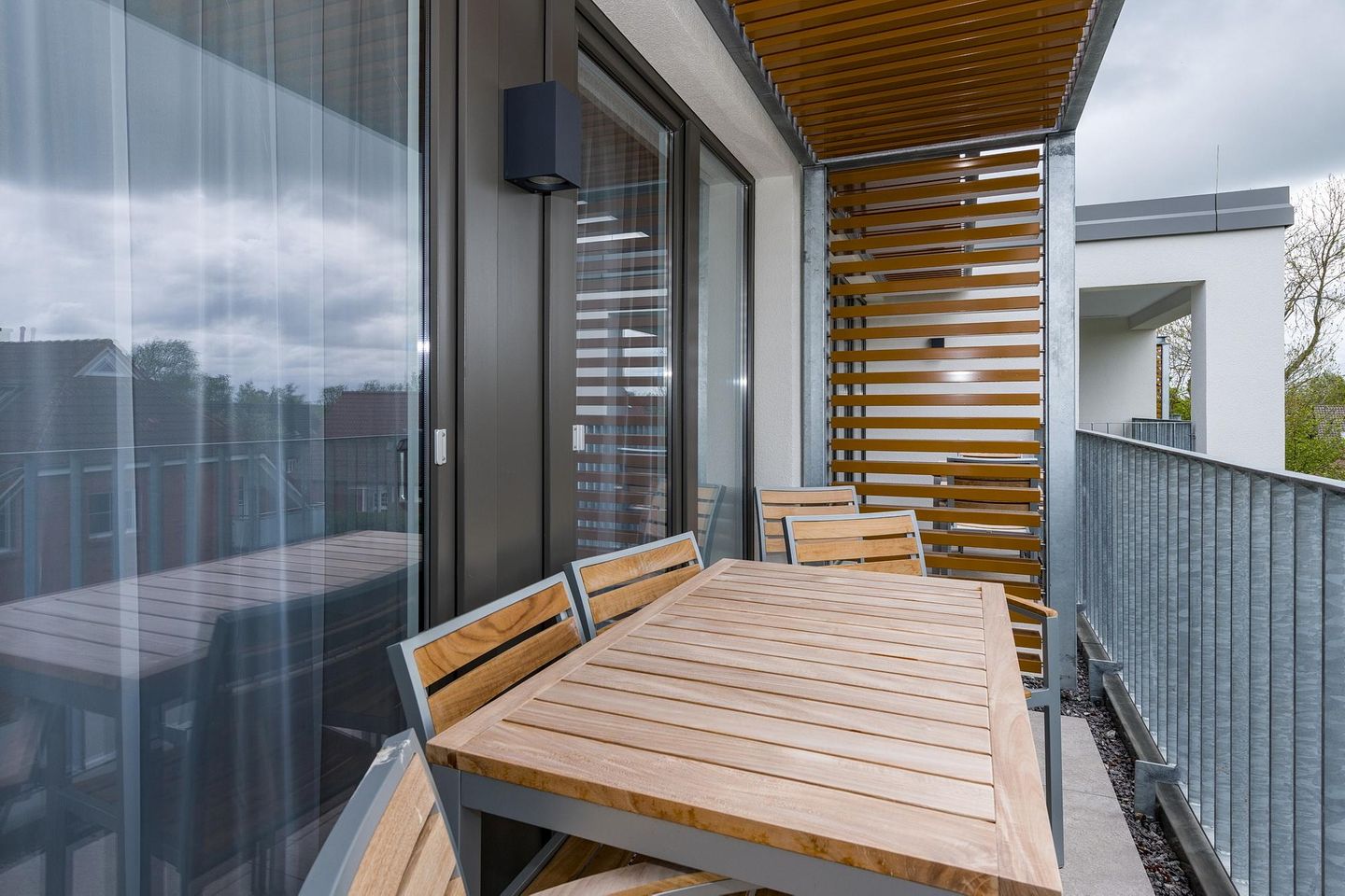 Deichhäuser Anna Küste Deichhäuser Anna Küste 6-30 Bensersiel - Überdachter Balkon mit Sitzgelegenheit