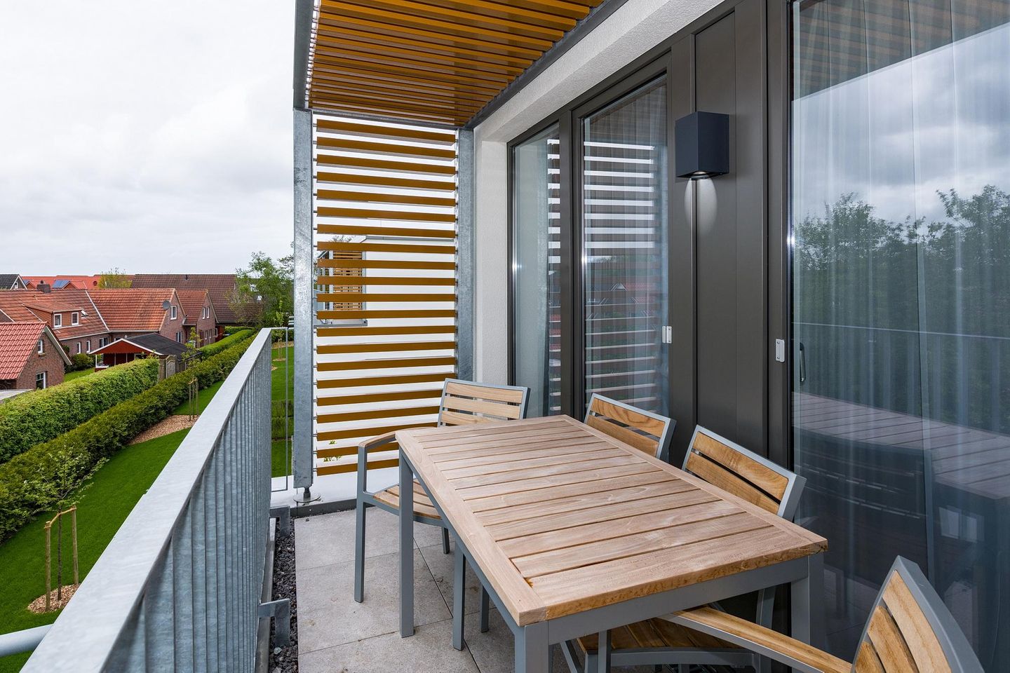 Deichhäuser Anna Küste Deichhäuser Anna Küste 6-30 Bensersiel - Überdachter Balkon mit Sitzgelegenheit