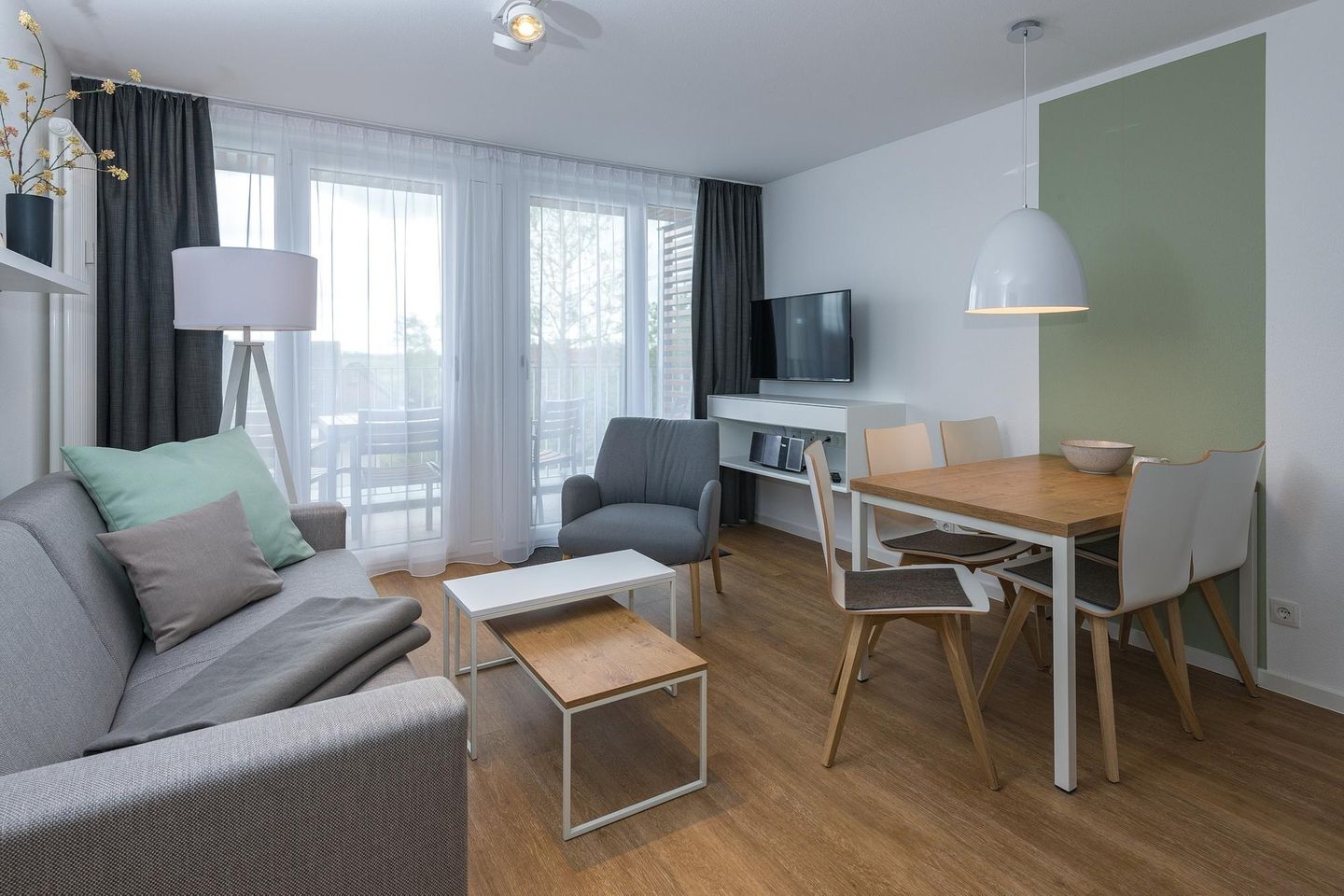 Deichhäuser Anna Küste Deichhäuser Anna Küste 6-31 Bensersiel - Wohn-Essbereich mit Esstisch, Sitzgelegenheit und Flatscreen TV