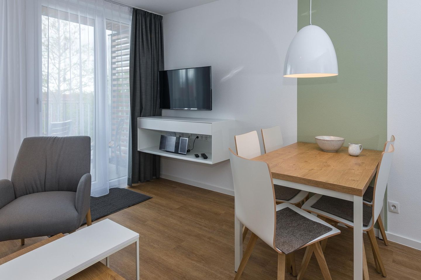 Deichhäuser Anna Küste Deichhäuser Anna Küste 6-31 Bensersiel - Wohn-Essbereich mit Esstisch, Sitzgelegenheit und Flatscreen TV