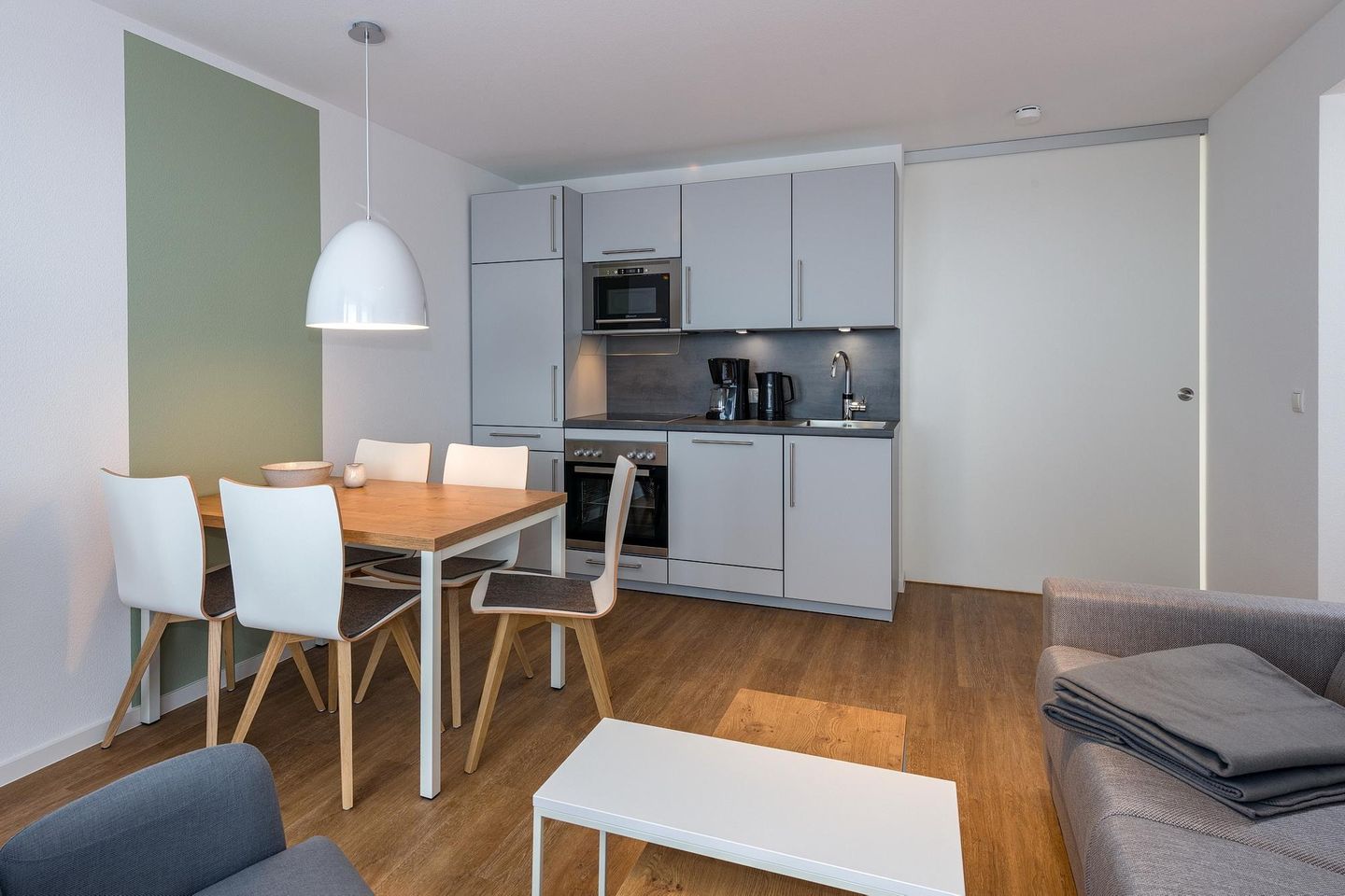 Deichhäuser Anna Küste Deichhäuser Anna Küste 6-31 Bensersiel - Wohn-Essbereich mit Esstisch, Sitzgelegenheit und Küchenzeile