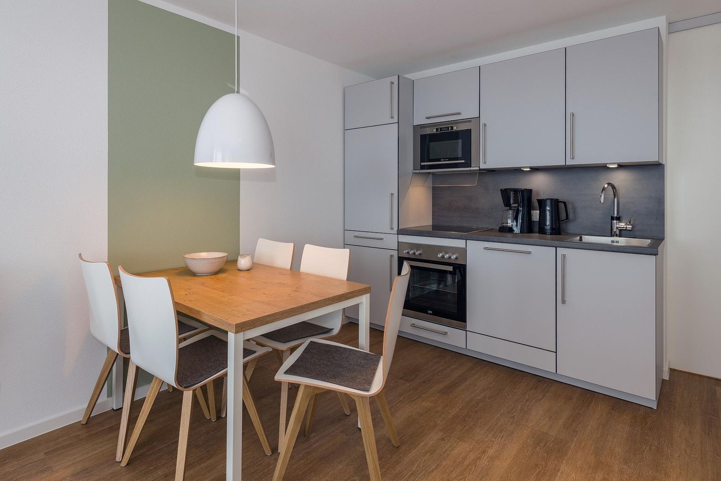 Deichhäuser Anna Küste Deichhäuser Anna Küste 6-31 Bensersiel - Wohn-Essbereich mit Esstisch, Sitzgelegenheit und Küchenzeile