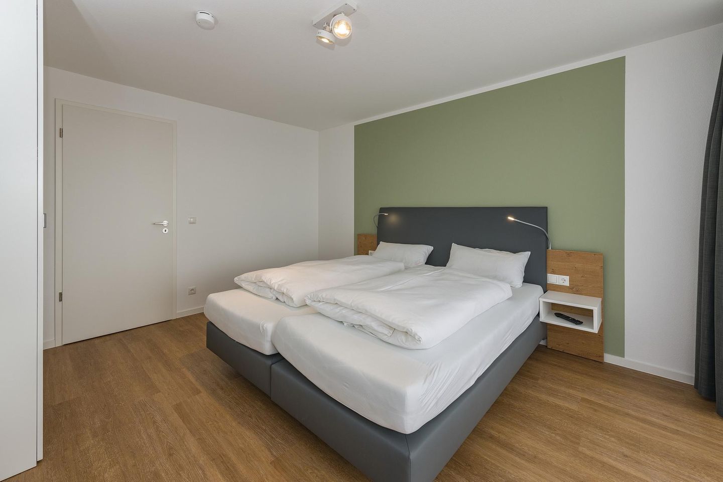 Deichhäuser Anna Küste Deichhäuser Anna Küste 6-31 Bensersiel - Schlafzimmer mit Doppelbett und Kleiderschrank