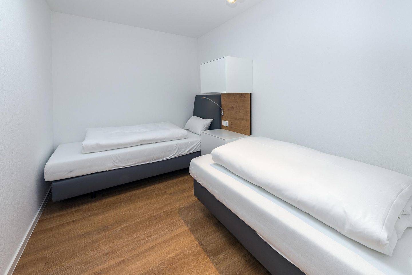 Deichhäuser Anna Küste Deichhäuser Anna Küste 6-31 Bensersiel - Schlafzimmer mit zwei Boxspringbetten