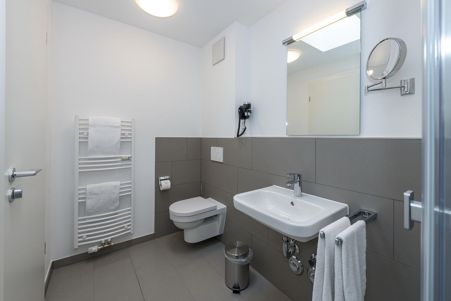 Deichhäuser Anna Küste Deichhäuser Anna Küste 6-31 Bensersiel - Badezimmer mit Dusche, WC, Waschbecken und Spiegel