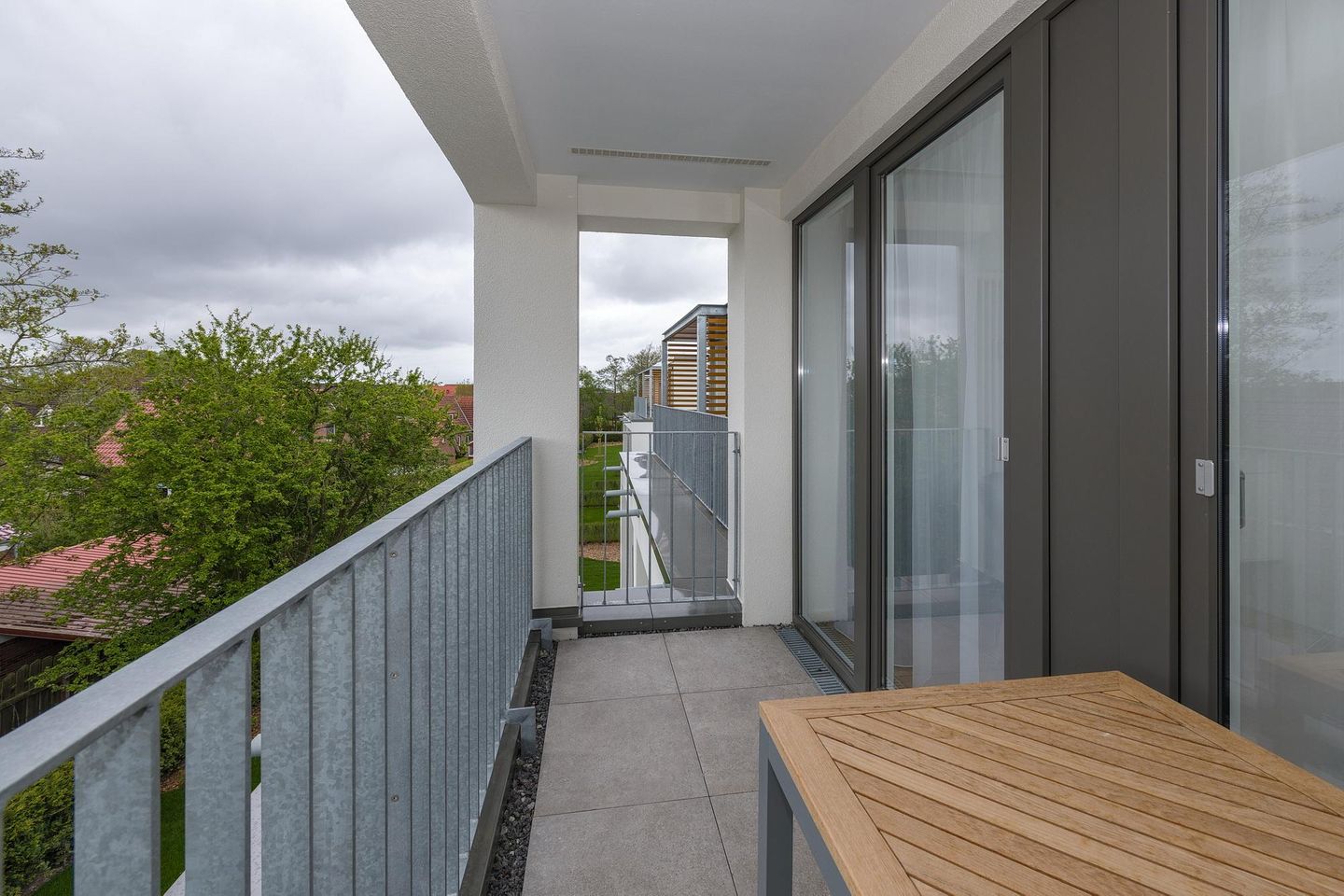 Deichhäuser Anna Küste Deichhäuser Anna Küste 6-31 Bensersiel - Überdachter Balkon mit Sitzgelegenheit