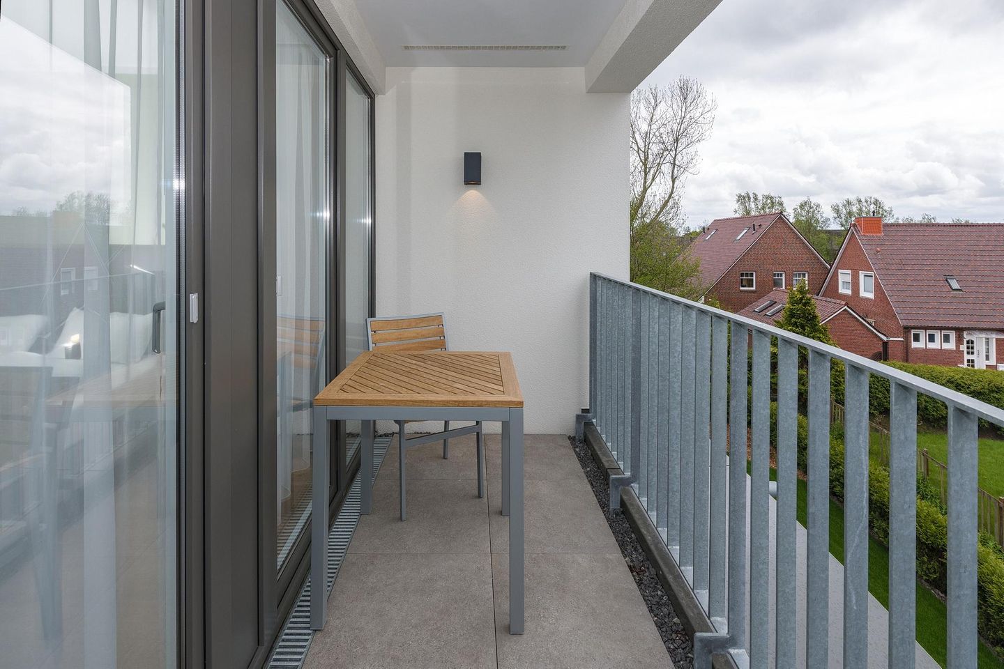 Deichhäuser Anna Küste Deichhäuser Anna Küste 6-31 Bensersiel - Überdachter Balkon mit Sitzgelegenheit