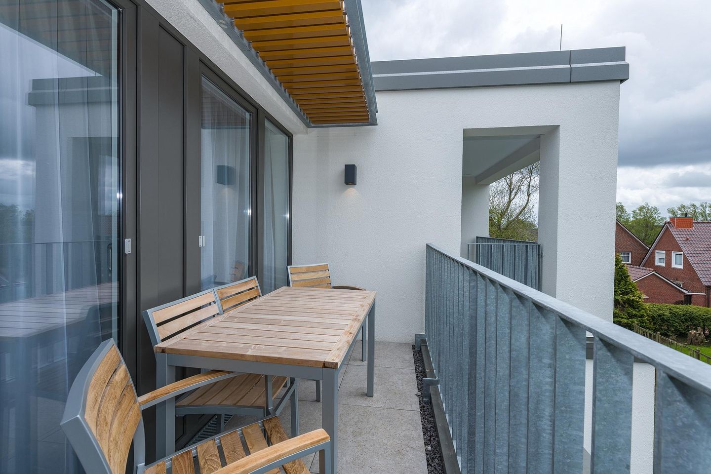 Deichhäuser Anna Küste Deichhäuser Anna Küste 6-31 Bensersiel - Überdachter Balkon mit Sitzgelegenheit