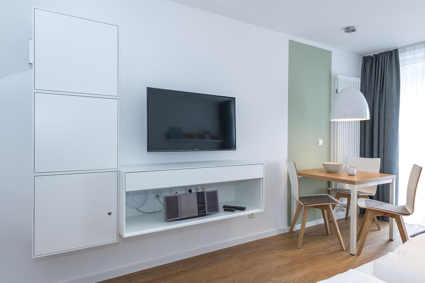 Deichhäuser Anna Küste Deichhäuser Anna Küste 6-32 Bensersiel - Wohn-Ess-Schlafbereich mit Esstisch und Flatscreen TV