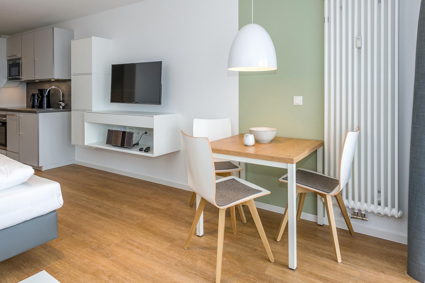 Deichhäuser Anna Küste Deichhäuser Anna Küste 6-32 Bensersiel - Wohn-Ess-Schlafbereich mit Küchenzeile und Faltscreen TV