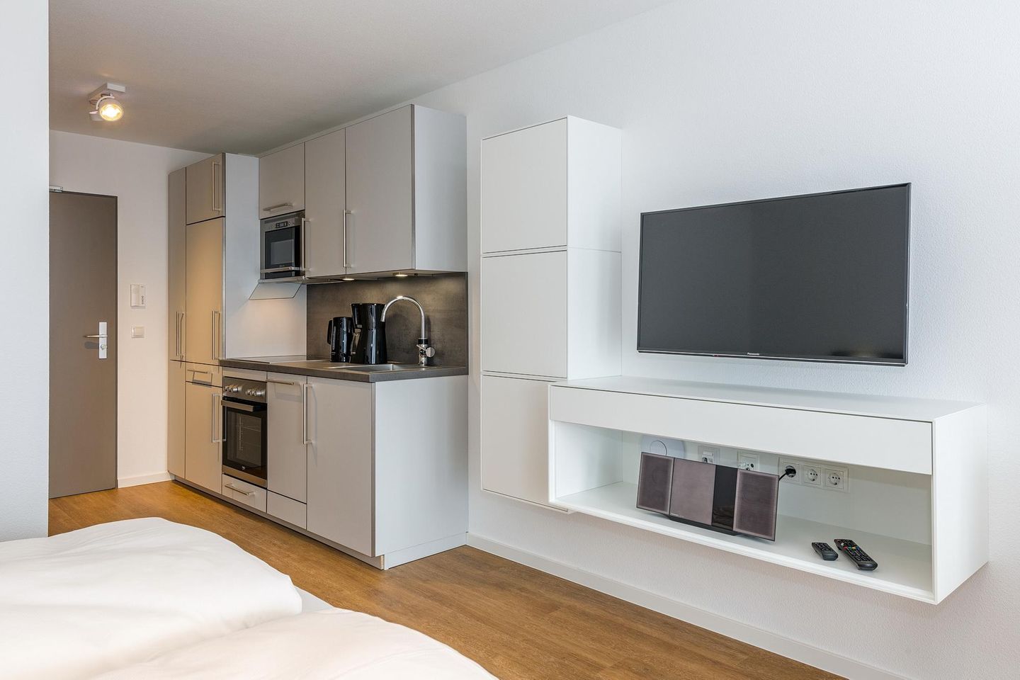 Deichhäuser Anna Küste Deichhäuser Anna Küste 6-32 Bensersiel - Wohn-Ess-Schlafbereich mit Küchenzeile und Faltscreen TV