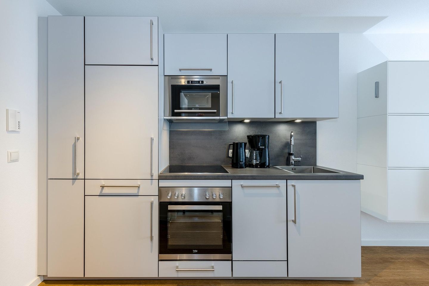 Deichhäuser Anna Küste Deichhäuser Anna Küste 6-32 Bensersiel - Küchenzeile mit Backofen und Mikrowelle