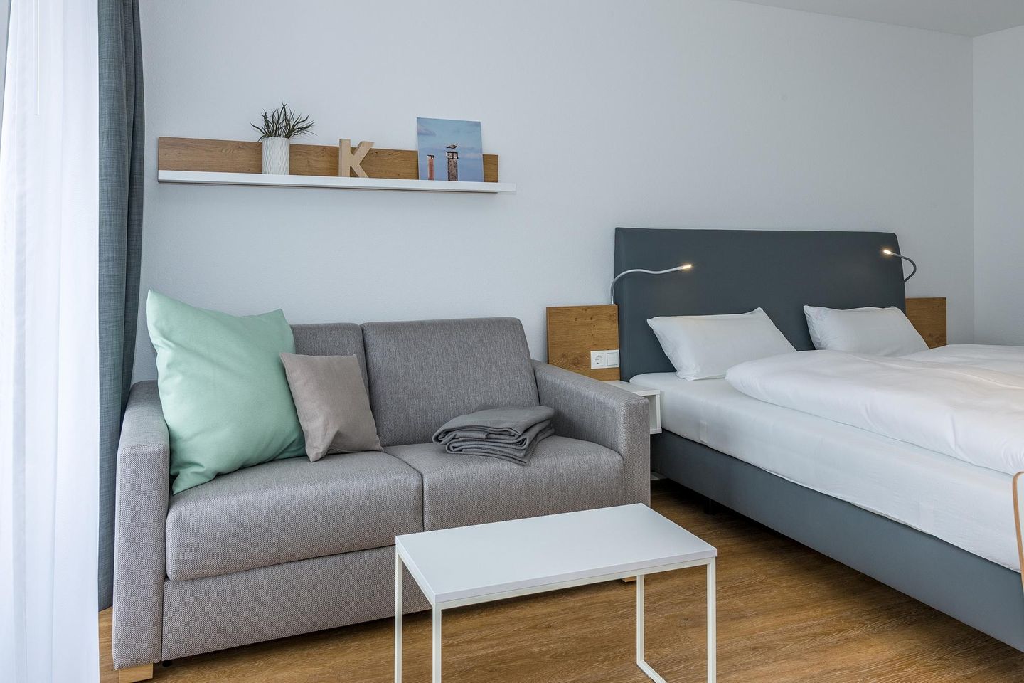 Deichhäuser Anna Küste Deichhäuser Anna Küste 6-32 Bensersiel - Wohn-Ess-Schlafbereich mit Sofa und Doppelbett