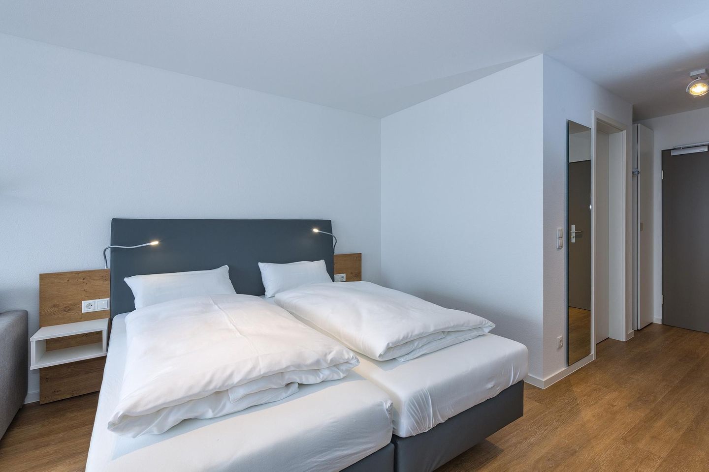 Deichhäuser Anna Küste Deichhäuser Anna Küste 6-32 Bensersiel - Wohn-Ess-Schlafbereich mit Doppelbett