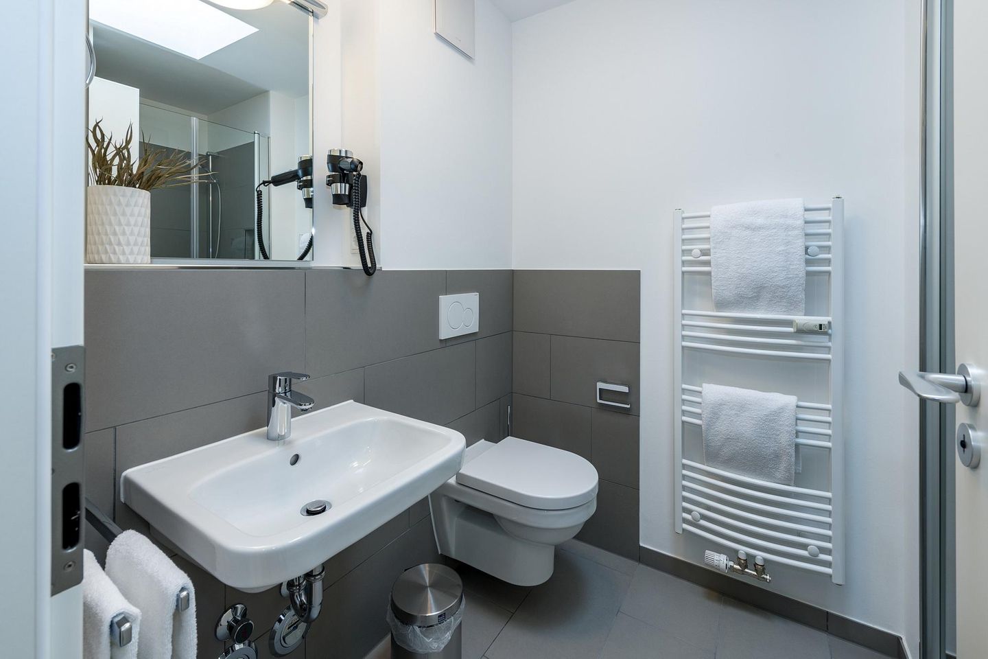 Deichhäuser Anna Küste Deichhäuser Anna Küste 6-32 Bensersiel - Badezimmer mit Dusche, Waschbecken und Spiegel