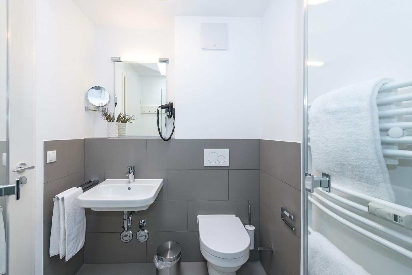 Deichhäuser Anna Küste Deichhäuser Anna Küste 6-32 Bensersiel - Badezimmer mit Dusche, Waschbecken, WC und Spiegel