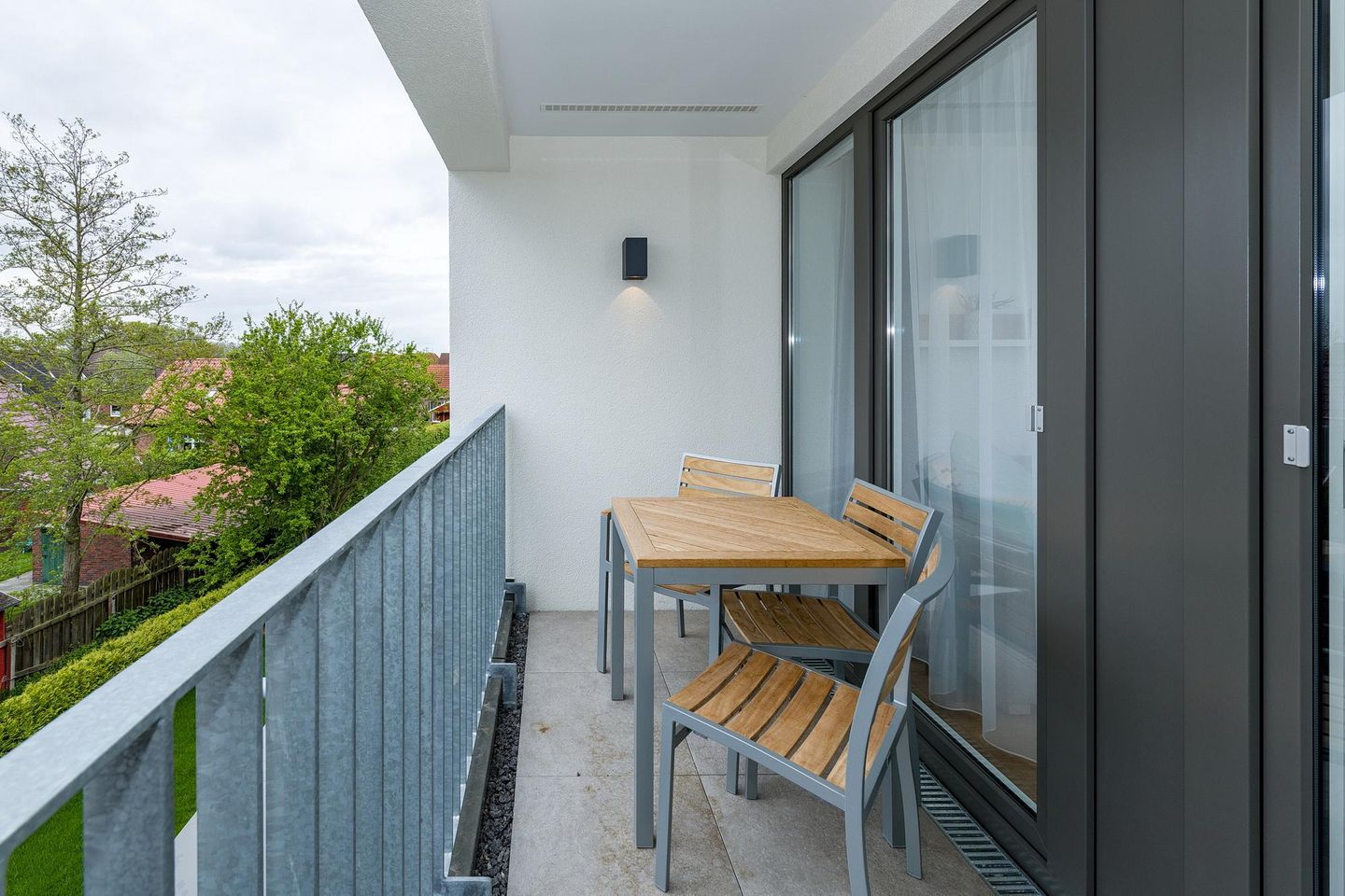 Deichhäuser Anna Küste Deichhäuser Anna Küste 6-32 Bensersiel - Überdachter Balkon mit Sitzgelegenheit