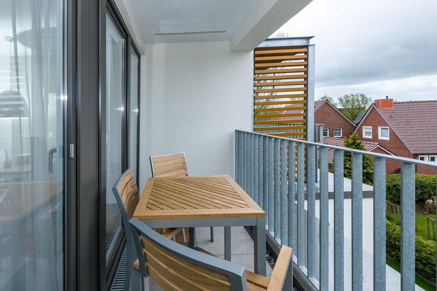 Deichhäuser Anna Küste Deichhäuser Anna Küste 6-32 Bensersiel - Überdachter Balkon mit Sitzgelegenheit