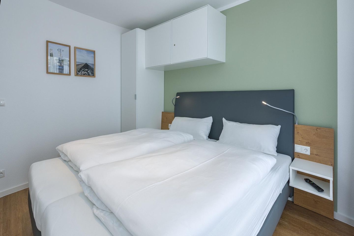 Deichhäuser Anna Küste Deichhäuser Anna Küste 6-33 Bensersiel - Schlafzimmer mit Doppelbett und Kleiderschrank