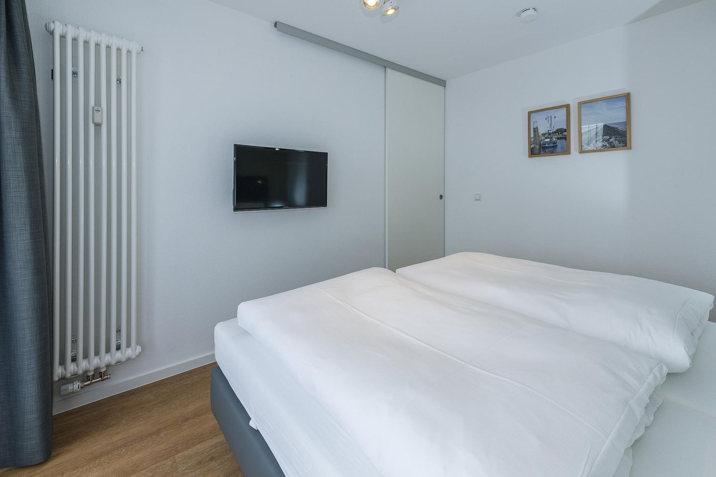 Deichhäuser Anna Küste Deichhäuser Anna Küste 6-33 Bensersiel - Schlafzimmer mit Doppelbett und Flatscreen TV - gbmv0-01 - Großenbrode