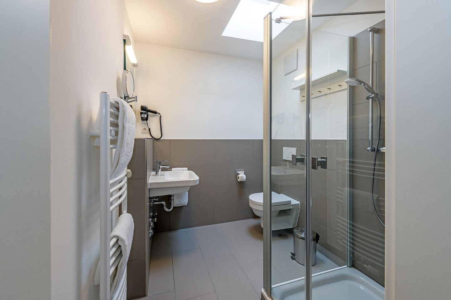 Deichhäuser Anna Küste Deichhäuser Anna Küste 6-33 Bensersiel - Badezimmer mit Dusche, Waschbecken, WC und Spiegel