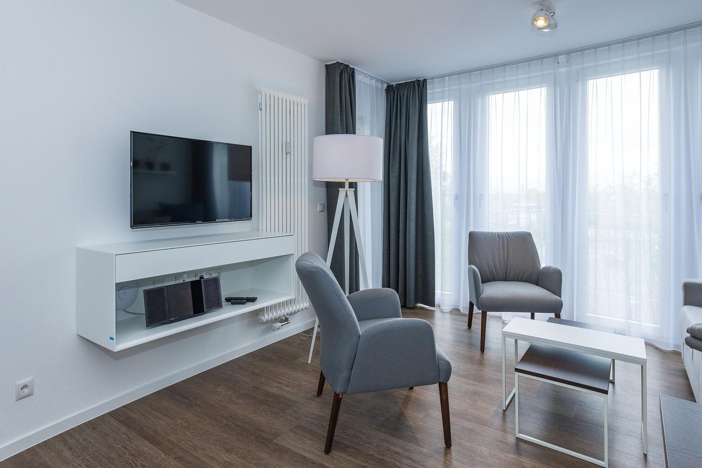 Deichhäuser Anna Küste Deichhäuser Anna Küste 6-34 Bensersiel - Wohn-Essbereich mit Couch und Flatscreen-TV