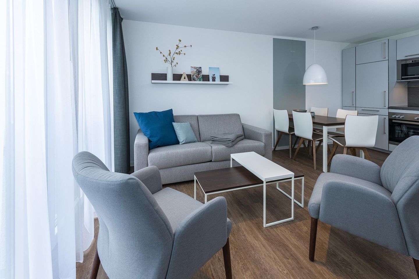 Deichhäuser Anna Küste Deichhäuser Anna Küste 6-34 Bensersiel - Wohn-Essbereich mit Couch, Sessel und Esstisch