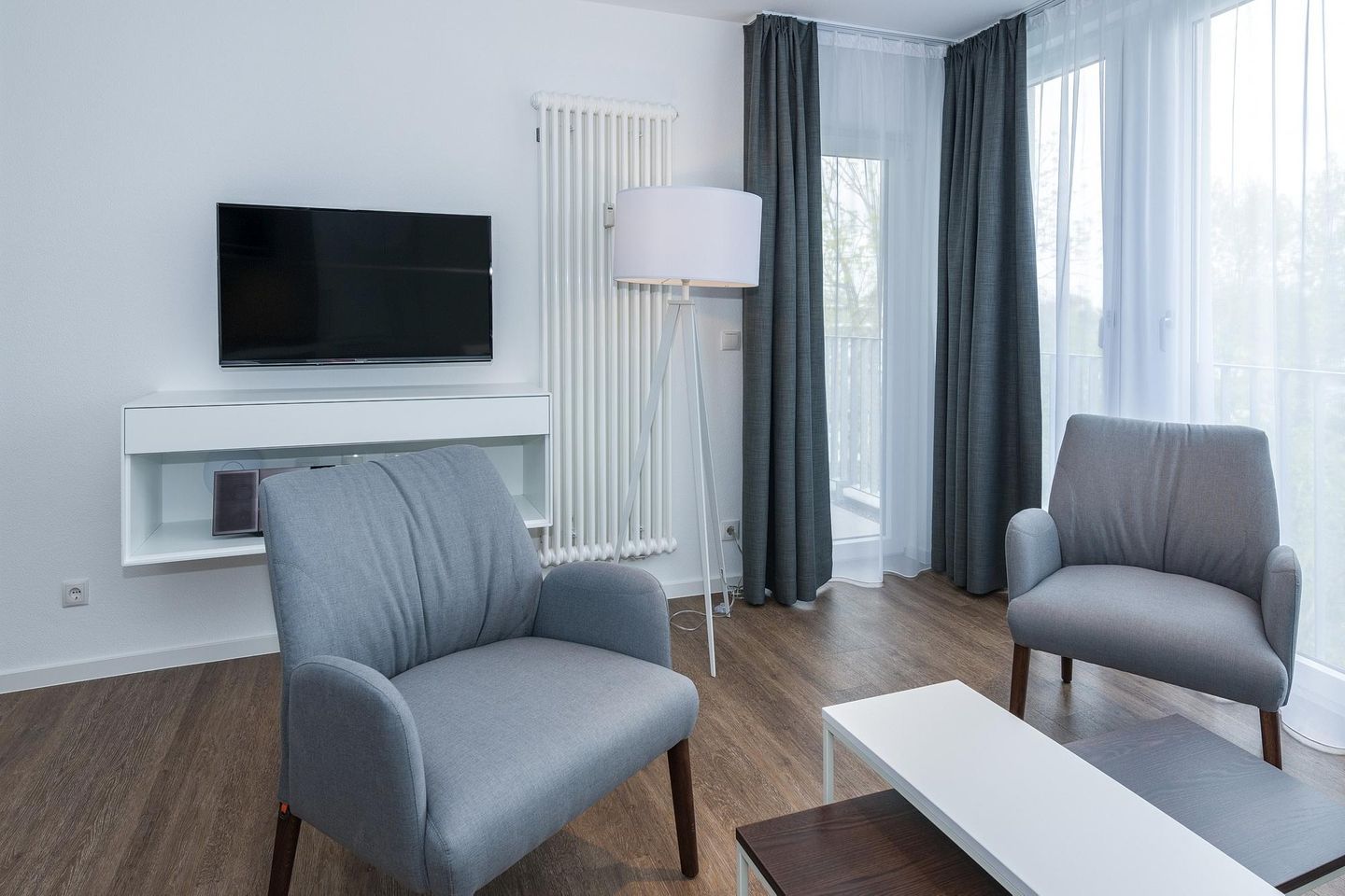 Deichhäuser Anna Küste Deichhäuser Anna Küste 6-34 Bensersiel - Wohn-Essbereich mit Flatscreen-TV und Zugang zum Balkon